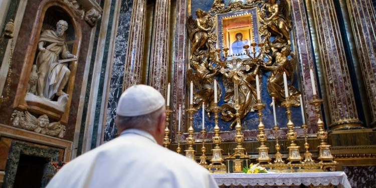 Papa Francesco prega per la fine della pandemia in S. Maria Maggiore a Roma (LaPresse)