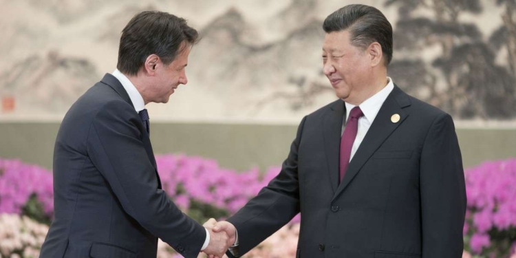 Giuseppe Conte con il presidente cinese Xi Jinping (LaPresse)