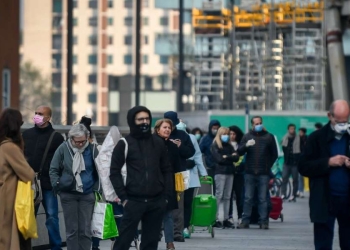 In fila per entrare in un supermercato di Milano (LaPresse)