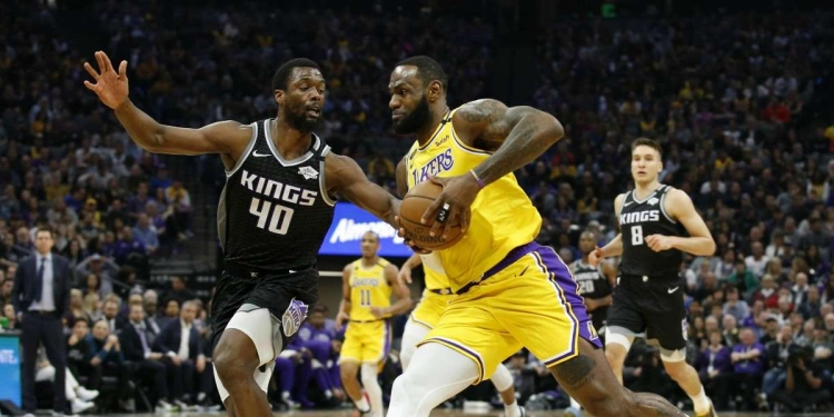 Coronavirus NBA - LeBron James contro Harrison Barnes durante Lakers Kings (Foto LaPresse)