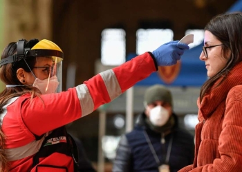 Controllo della temperatura alla Stazione Centrale di Milano (LaPresse)