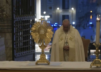 Papa Francesco in adorazione il 27 marzo 2020 davanti a una Piazza San Pietro deserta (LaPresse)