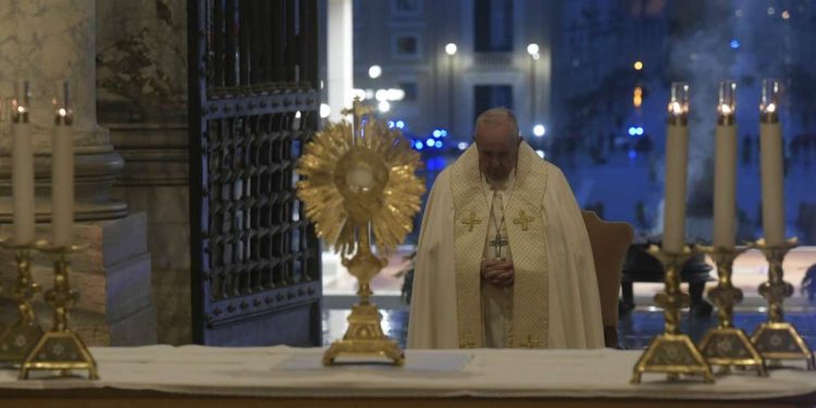 Papa Francesco in adorazione il 27 marzo 2020 davanti a una Piazza San Pietro deserta (LaPresse)