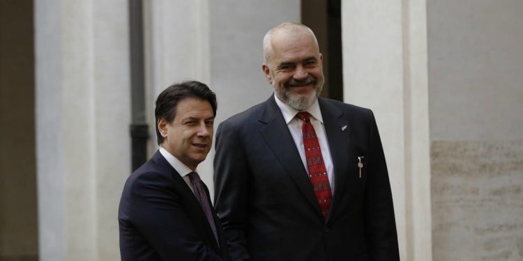 Il premier albanese Edi Rama con Giuseppe Conte (Foto LaPresse)