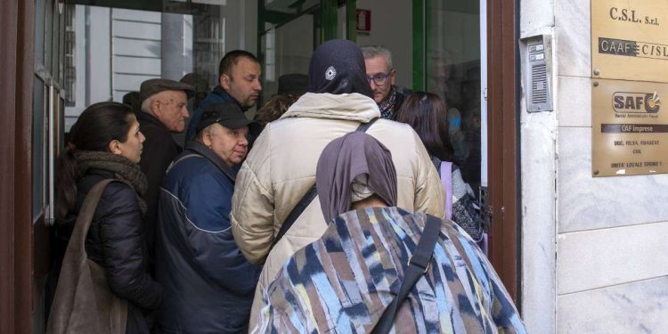 Buoni spesa gratis, è già polemica sull'erogazione (Foto LaPresse)