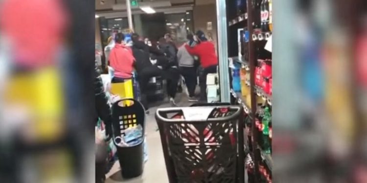 Napoli, rissa in un supermercato (foto: YouTube)