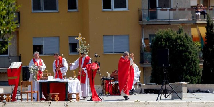 Una Messa celebrata all'aperto durante il Coronavirus (Foto LaPresse)