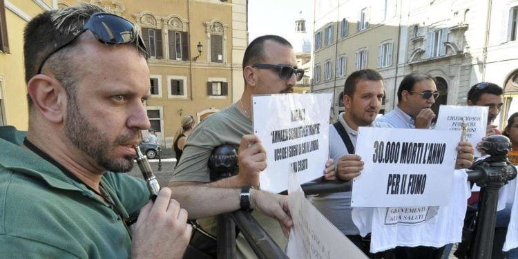 La sigaretta elettronica potrebbe causare tumori alla vescica (Foto LaPresse)