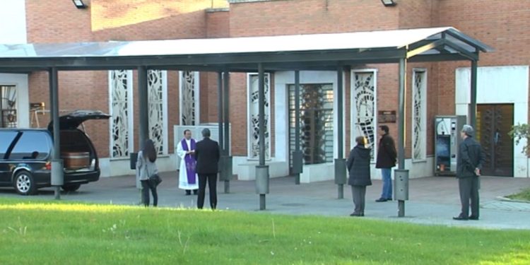 Madrid, ogni 15 minuti una bara al cimitero (Foto da video Cnn)