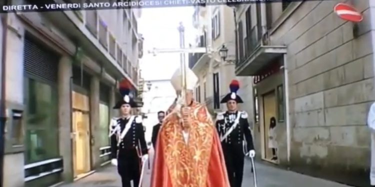 Chieti, Cristo cade durante processione (Youtube)