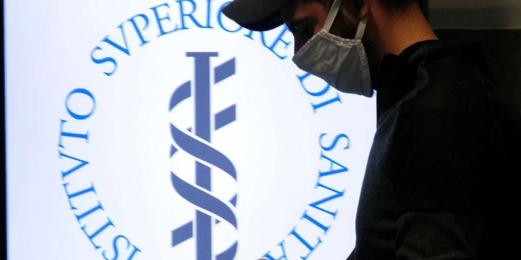 Il logo dell'Istituto Superiore di Sanità (Foto LaPresse)