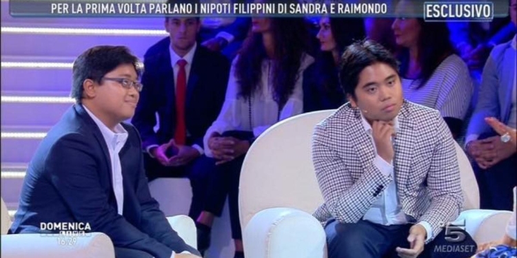 La famiglia di filippini adottata da Raimondo Vianello e Sandra Mondaini (Canale 5)