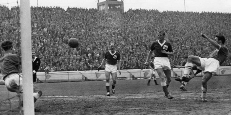 Uno degli innumerevoli gol di Jimmy Greaves (Foto LaPresse)