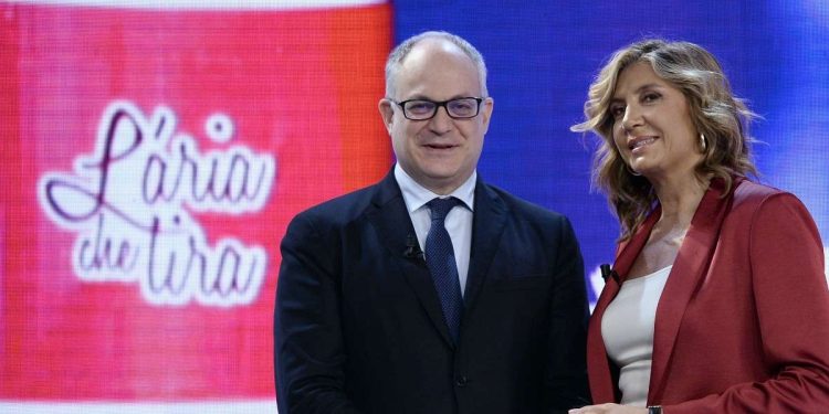 Myrta Merlino con Roberto Gualtieri a L'aria che tira (Foto LaPresse)