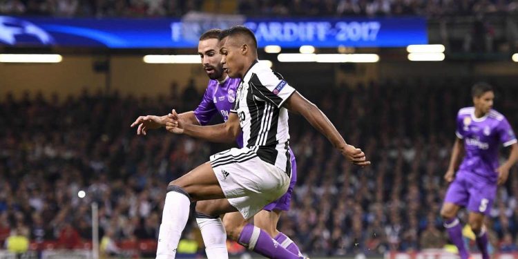 Dani Carvajal contro Alex Sandro nella finale di Champions League 2018 (Foto LaPresse)