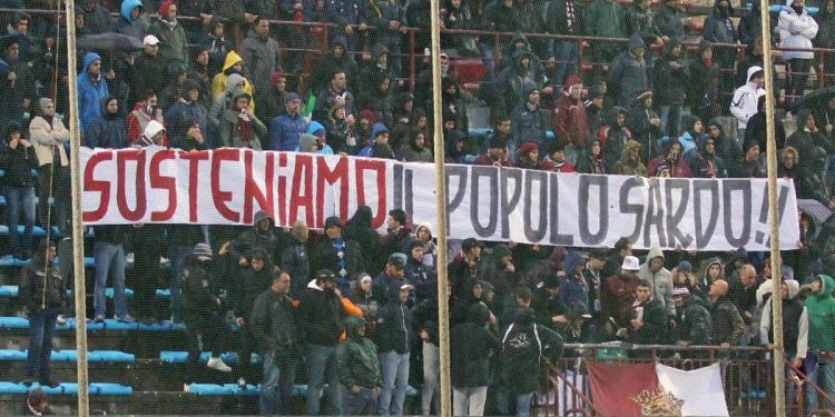 Uno striscione a sostegno del popolo sardo (Foto LaPresse)