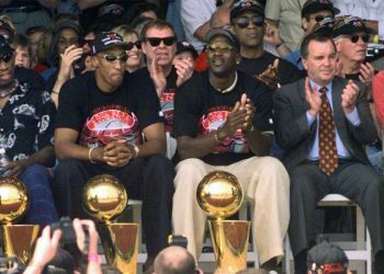 Dennis Rodman, Scottie Pippen, Michael Jordan e Phil Jackson festeggiano il titolo NBA con il sindaco di Chicago (Foto LaPresse)