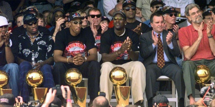 Dennis Rodman, Scottie Pippen, Michael Jordan e Phil Jackson festeggiano il titolo NBA con il sindaco di Chicago (Foto LaPresse)