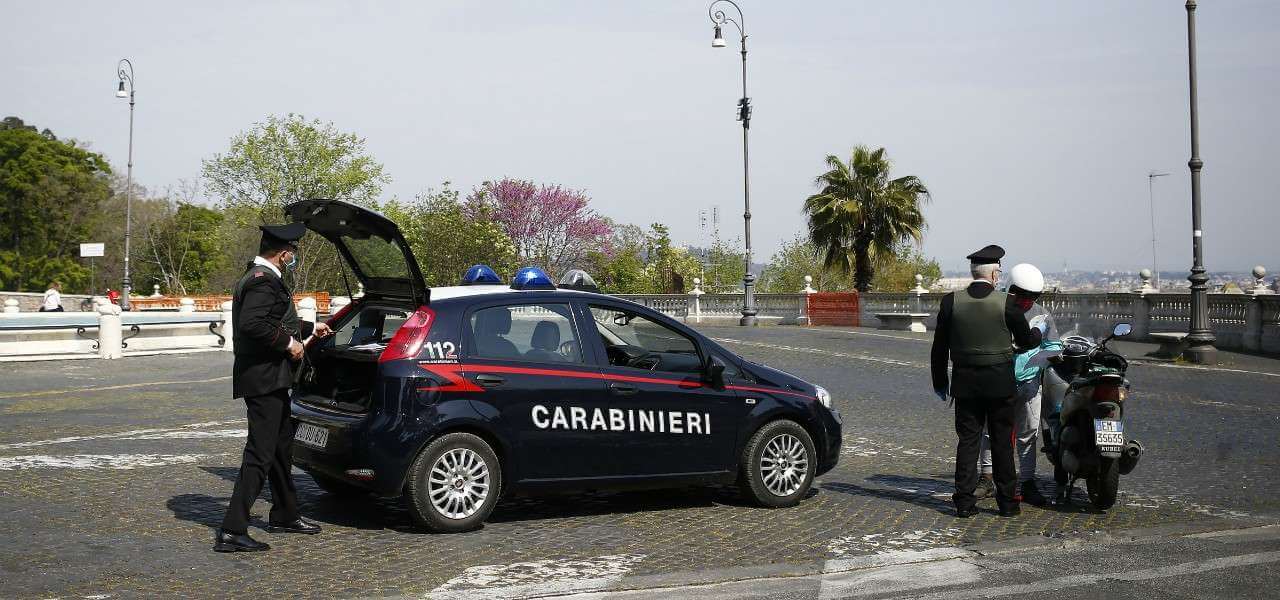 Un posto di blocco dei Carabinieri (Foto LaPresse)
