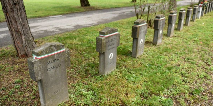 Un campo del Cimitero Maggiore a Milano (LaPresse)