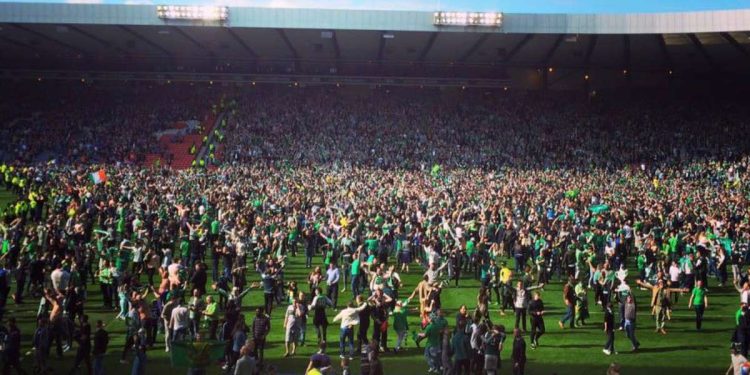 I tifosi dell'Hibernian festeggiano l'ultima Coppa di Scozia vinta (Foto LaPresse)