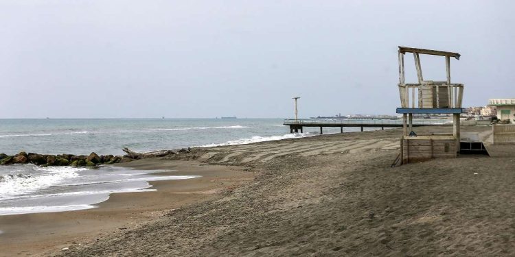 Una spiaggia sul litorale romano nelle settimane del Coronavirus (Foto LaPresse)