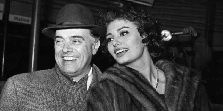 Carlo Ponti in compagnia di Sophia Loren