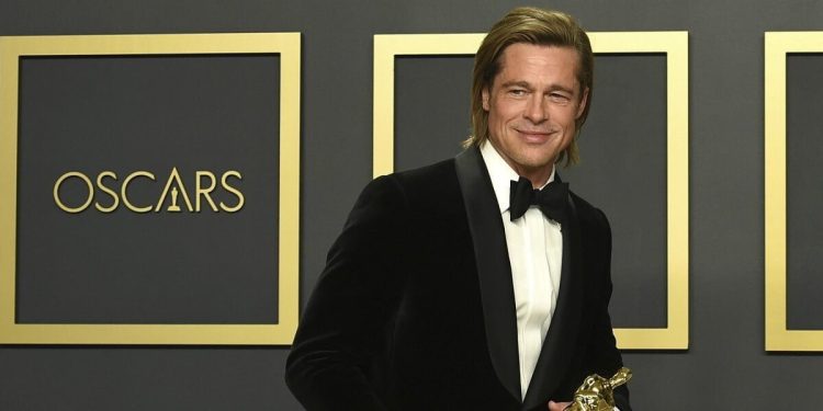 Brad Pitt con l'Oscar per C'era una volta a Hollywood (Foto LaPresse)