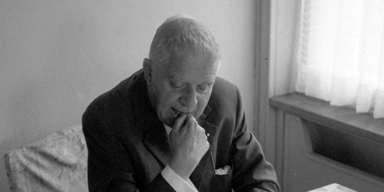 Eugenio Montale, premio Nobel per la letteratura nel 1975 (Foto LaPresse)