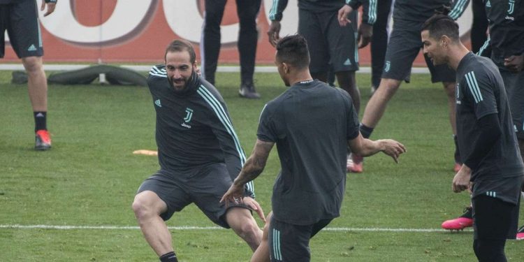 Gonzalo Higuain, Alex Sandro e Cristiano Ronaldo, 3 degli 8 giocatori della Juventus ancora all'estero (Foto LaPresse)