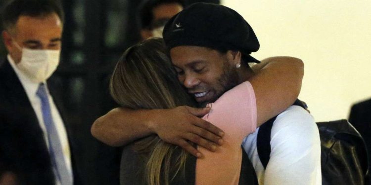 Ronaldinho arriva all'hotel di Asuncion per gli arresti domiciliari (Foto LaPresse)