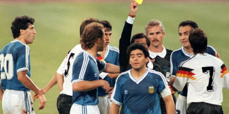 Diego Armando Maradona viene ammonito nella finale dei Mondiali 1990