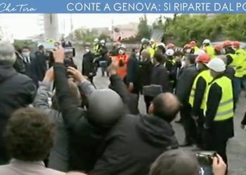 Assembramento all'arrivo di Conte a Genova