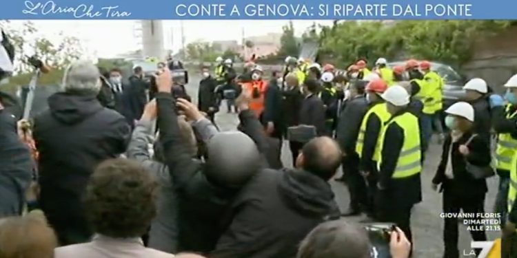 Assembramento all'arrivo di Conte a Genova