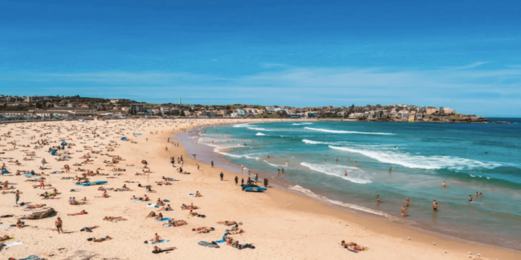 La spiaggia di Bondi Beach a Sydney: sconfitto il Covid, è stata riaperta