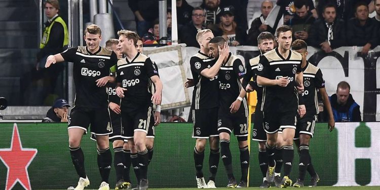 Donny Van de Beek e l'Ajax festeggiano il gol segnato contro la Juventus in Champions League (Foto LaPresse)