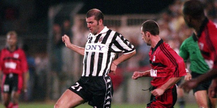 Zinedine Zidane impegnato in Juventus Rennes, Intertoto 1999 (Foto LaPresse)