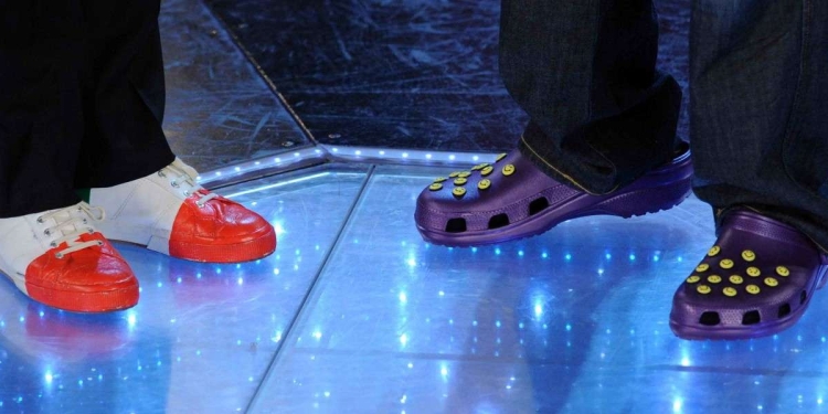 Le Crocs sono tornate di moda (Foto LaPresse)