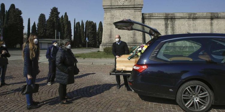 Un funerale al cimitero di Bergamo (Foto LaPresse)