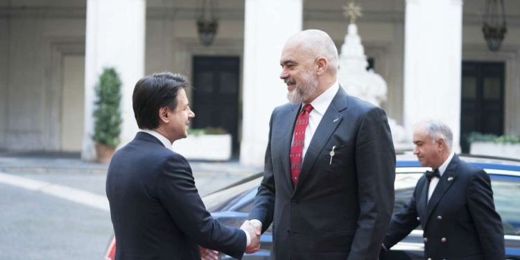 Il premier albanese Edi Rama con Giuseppe Conte (Foto LaPresse)