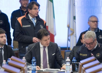 Giuseppe Conte in riunione con la protezione civile (LaPresse)