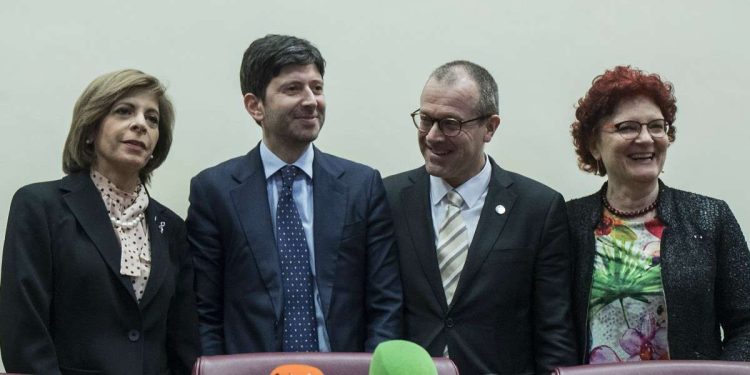 Andrea Ammon, prima da destra, insieme a Stella Kyriakides, Roberto Speranza e Hans Kluge (Foto LaPresse)