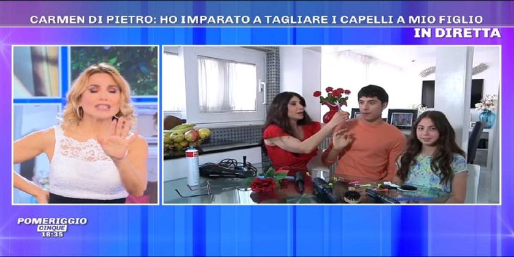 Carmen di pietro taglia i capelli al figlio in diretta