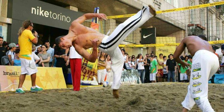 Un movimento della capoeira (Foto LaPresse)