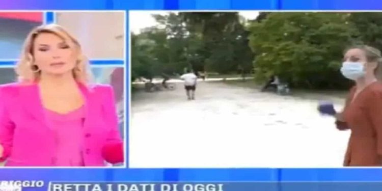 Incidente a Pomeriggio 5: un uomo si cala i pantaloni in diretta - Screenshot da video