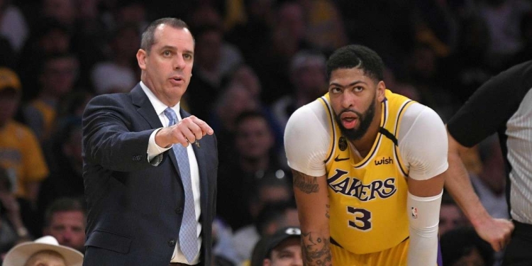 Frank Vogel, allenatore dei Los Angeles Lakers, con Anthony Davis (Foto LaPresse)