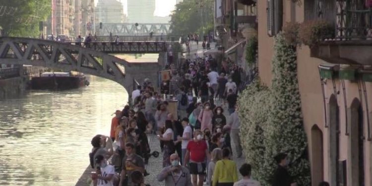 Navigli affollati a Milano (Twitter)