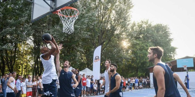 Gianni Petrucci lancia la proposta di giocare a basket all'aperto (Foto LaPresse)