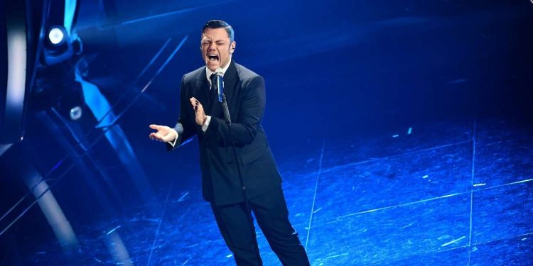 Tiziano Ferro alla serata finale del Festival di Sanremo (Foto LaPresse)