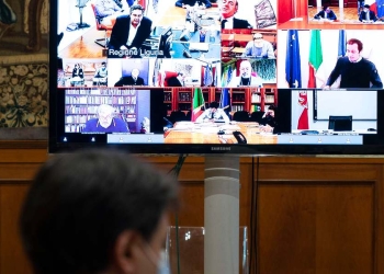 Giuseppe Conte in videoconferenza con le Regioni (Foto: LaPresse)